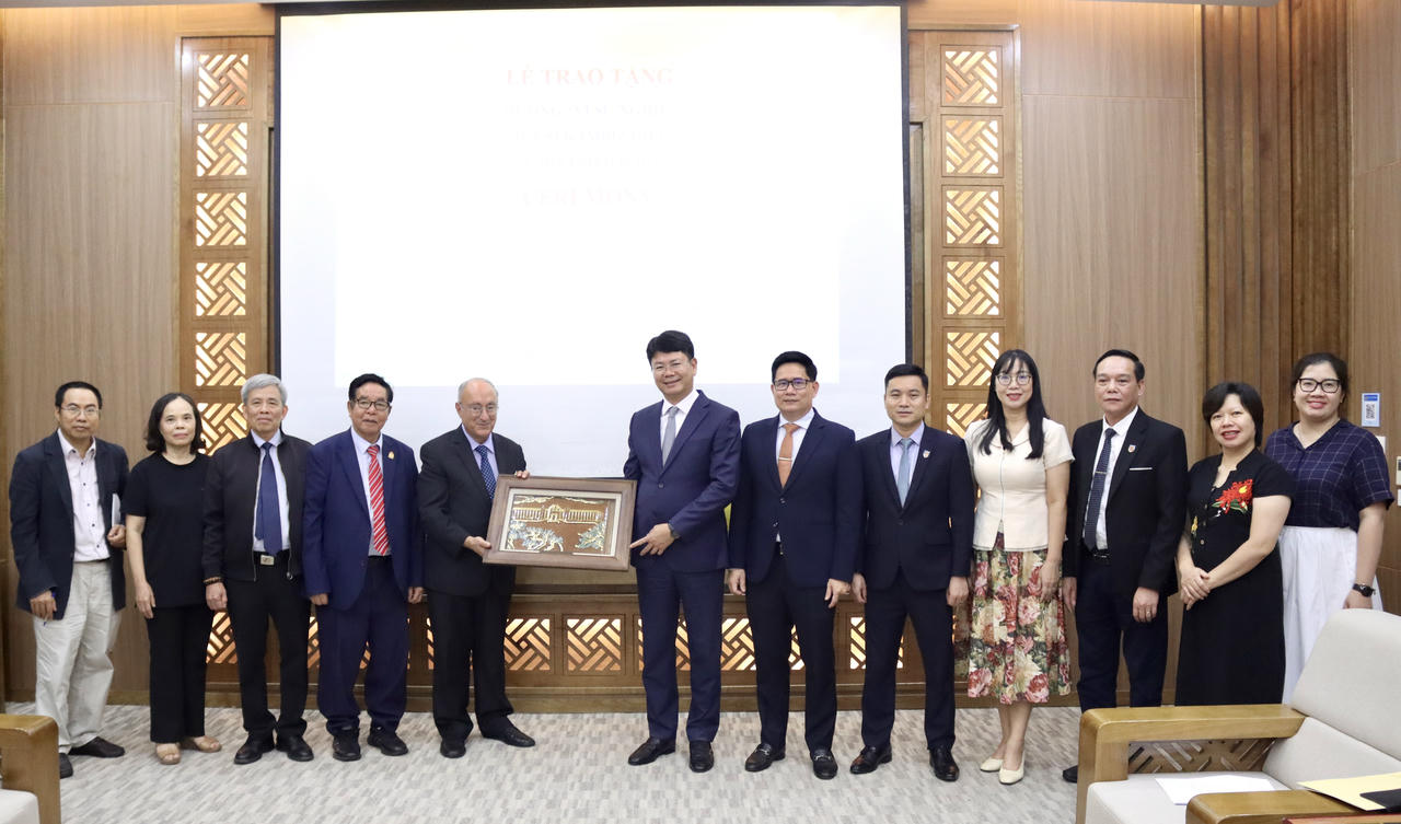 Thứ trưởng Nguyễn Thanh Tịnh tặng quà lưu niệm cho TS. Kambiz Ghawami (Ảnh: H.G)