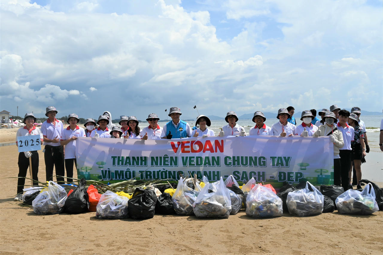 Cán bộ công nhân viên Vedan Việt Nam tham gia nhặt rác bảo vệ môi trường tại bãi biển Vũng Tàu 