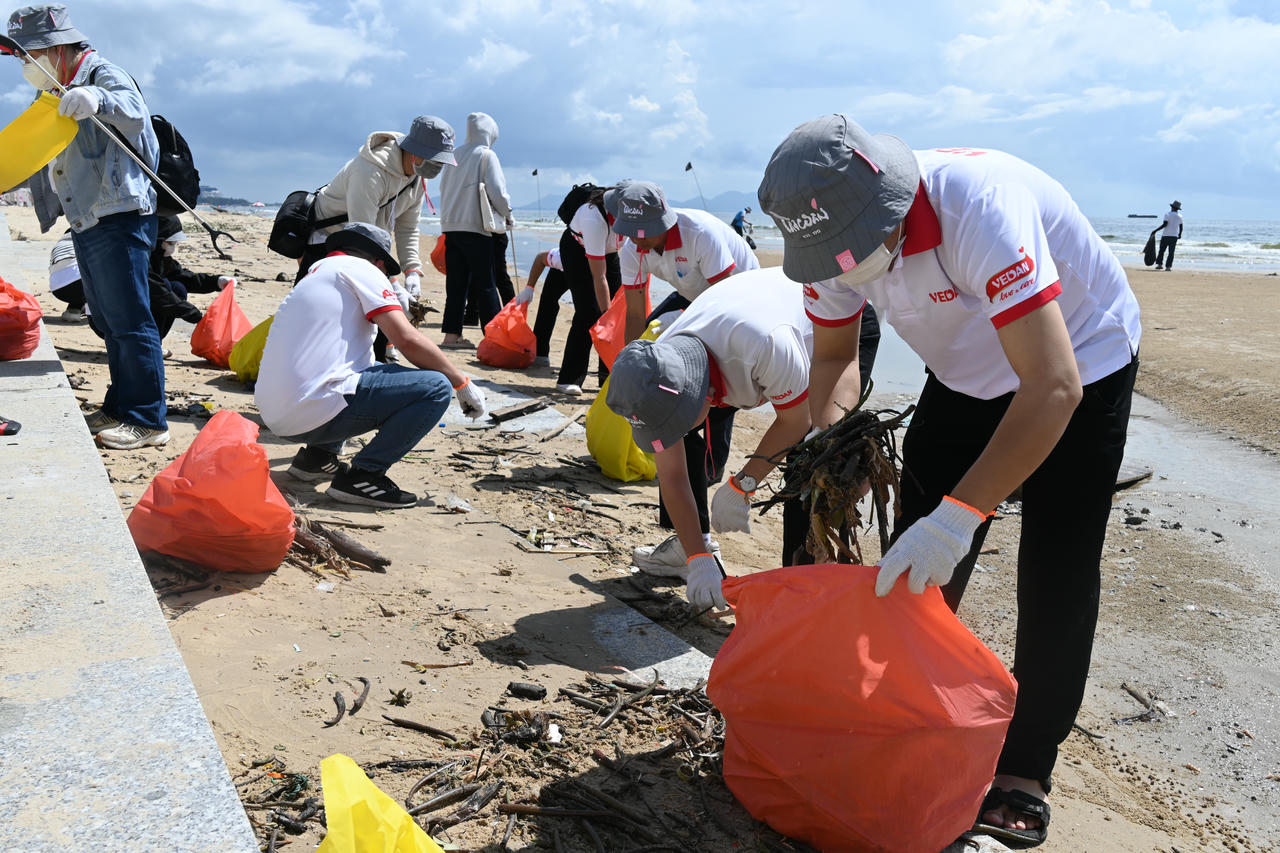 Các tình nguyện viên tích cực thu gom rác, trả lại môi trường xanh - sạch - đẹp cho bãi biển Vũng Tàu
