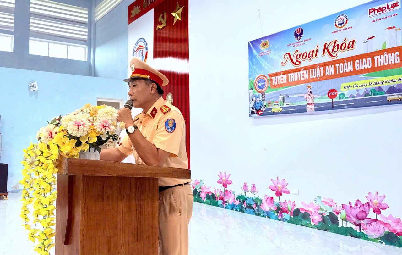 Báo Pháp luật Việt Nam và Phòng Cảnh sát giao thông Quảng Trị phối hợp tuyên truyền pháp luật, tặng mũ bảo hiểm cho học sinh