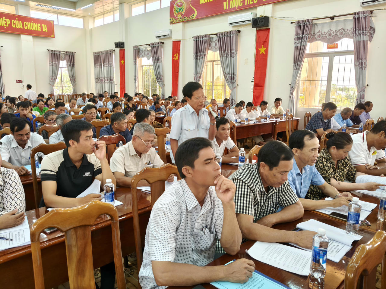 Hòa giải viên và báo cáo viên trao đổi, thảo luận về những khó khăn, vướng mắc trong thực tiễn hòa giải.