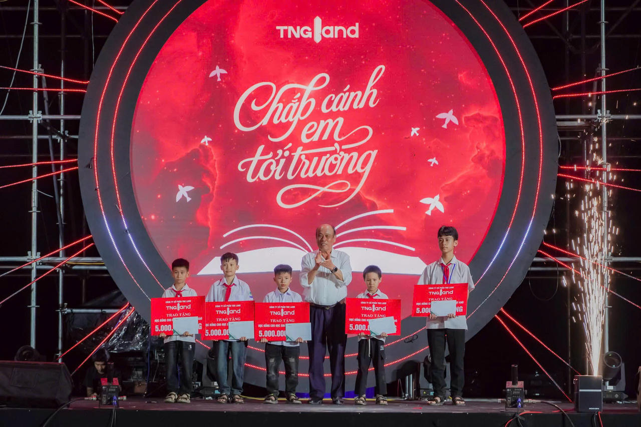 Trao quà học bổng là hoạt động thường niên nhằm góp phần khích lệ tinh thần học tập của thế hệ trẻ và thể hiện trách nhiệm xã hội của doanh nghiệp đối với cộng đồng địa phương.