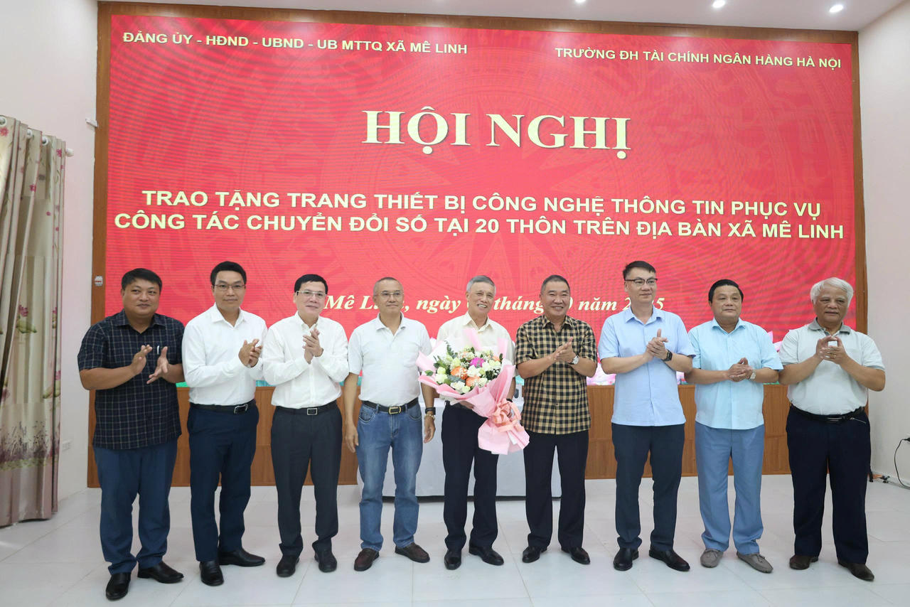 Lãnh đạo Đảng ủy, UBND xã Mê Linh tặng hoa tri ân Lãnh đạo Nhà trường