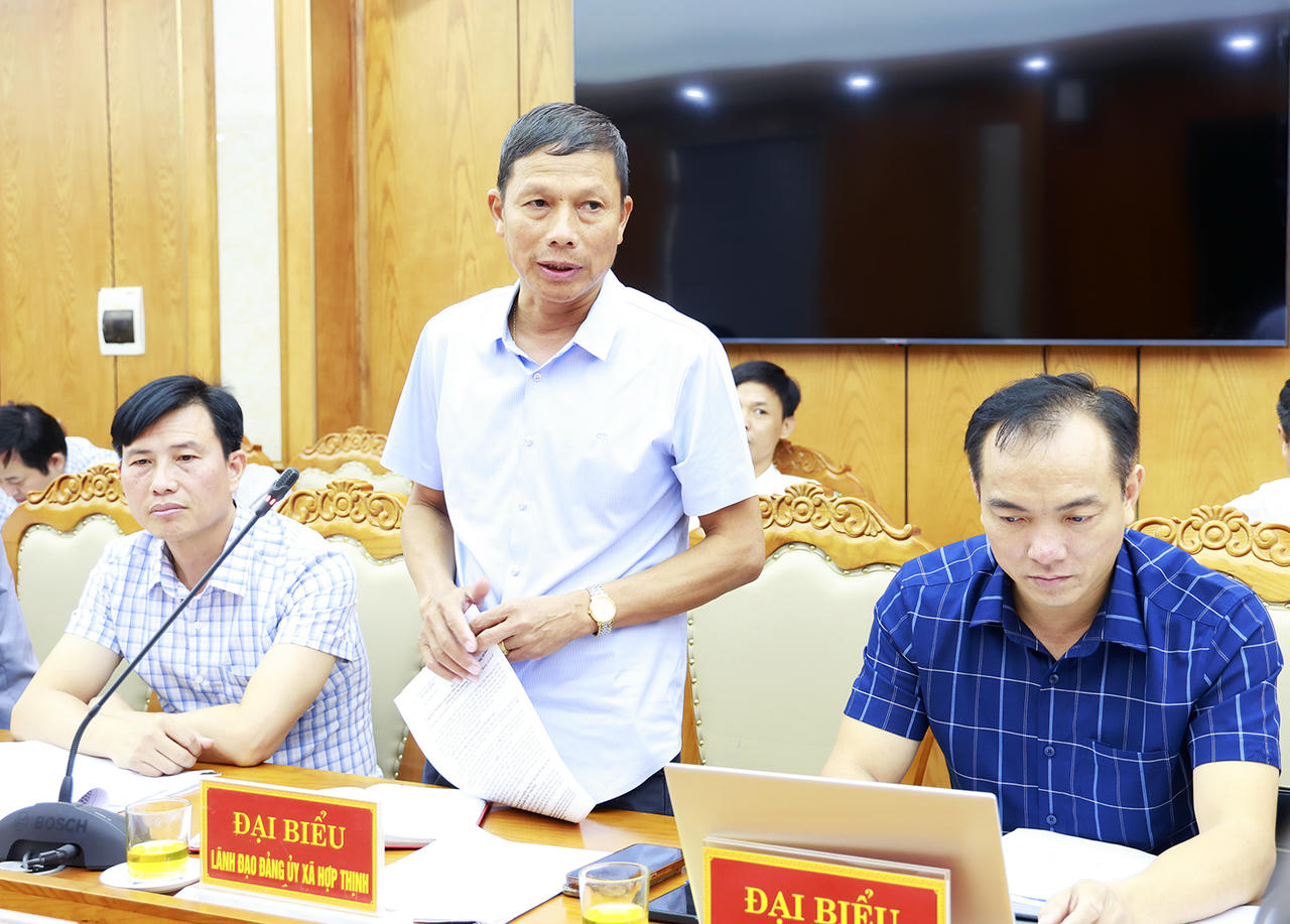 Lãnh đạo xã Hợp Thịnh báo cáo các vướng mắc, khó khăn tại buổi làm việc.