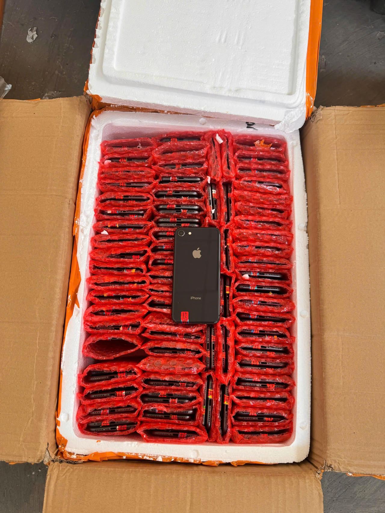 Lô hàng điện thoại di động. (Ảnh: N.Linh)