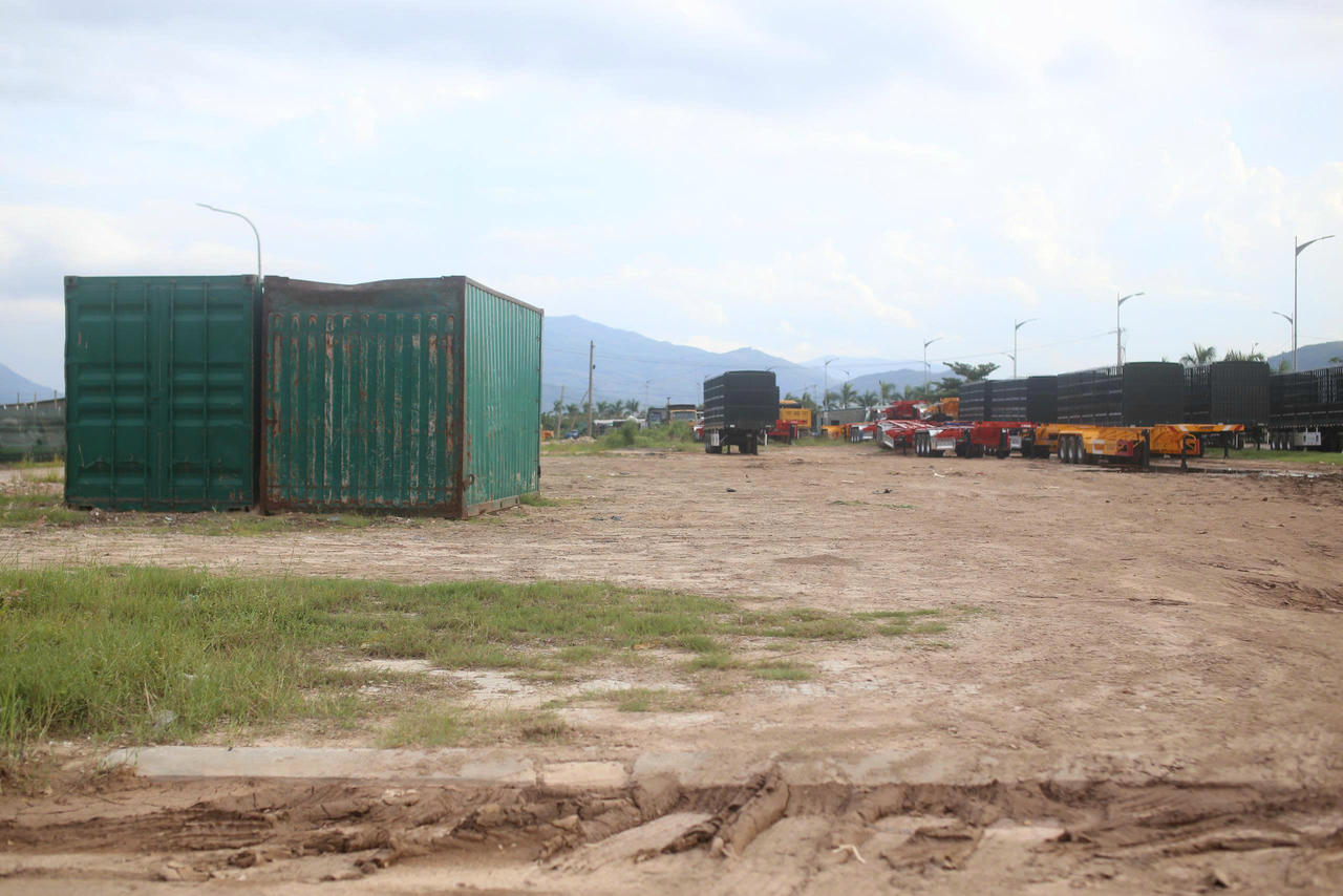 Một số cá nhân còn dựng thùng container làm nơi sinh hoạt chiếm dụng không gian. (Ảnh: Ngọc Châu)