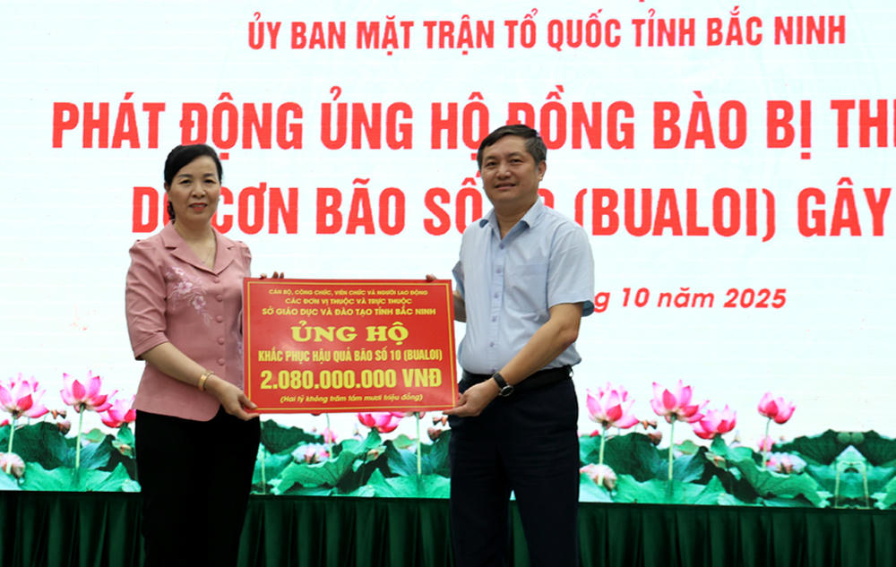 &nbsp; Bà Nguyễn Thị Hà Chủ tịch Uỷ ban MTTQ tỉnh Bắc Ninh tiếp nhận ủng hộ từ cán bộ, viên chức, người lao động của các đơn vị thuộc Sở Giáo dục và&nbsp;Đào tạo Bắc Ninh.
