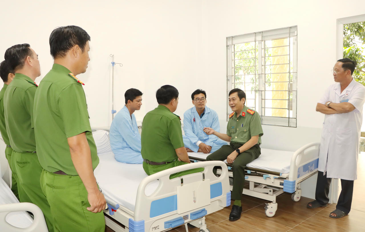 Đại tá Hồ Việt Triều – Giám đốc Công an tỉnh và Đại tá Châu Quốc Huy – Phó Giám đốc Công an cùng lãnh đạo các đơn vị nghiệp vụ thăm hỏi sức khỏe hai cán bộ bị thương trong khi làm nhiệm vụ.