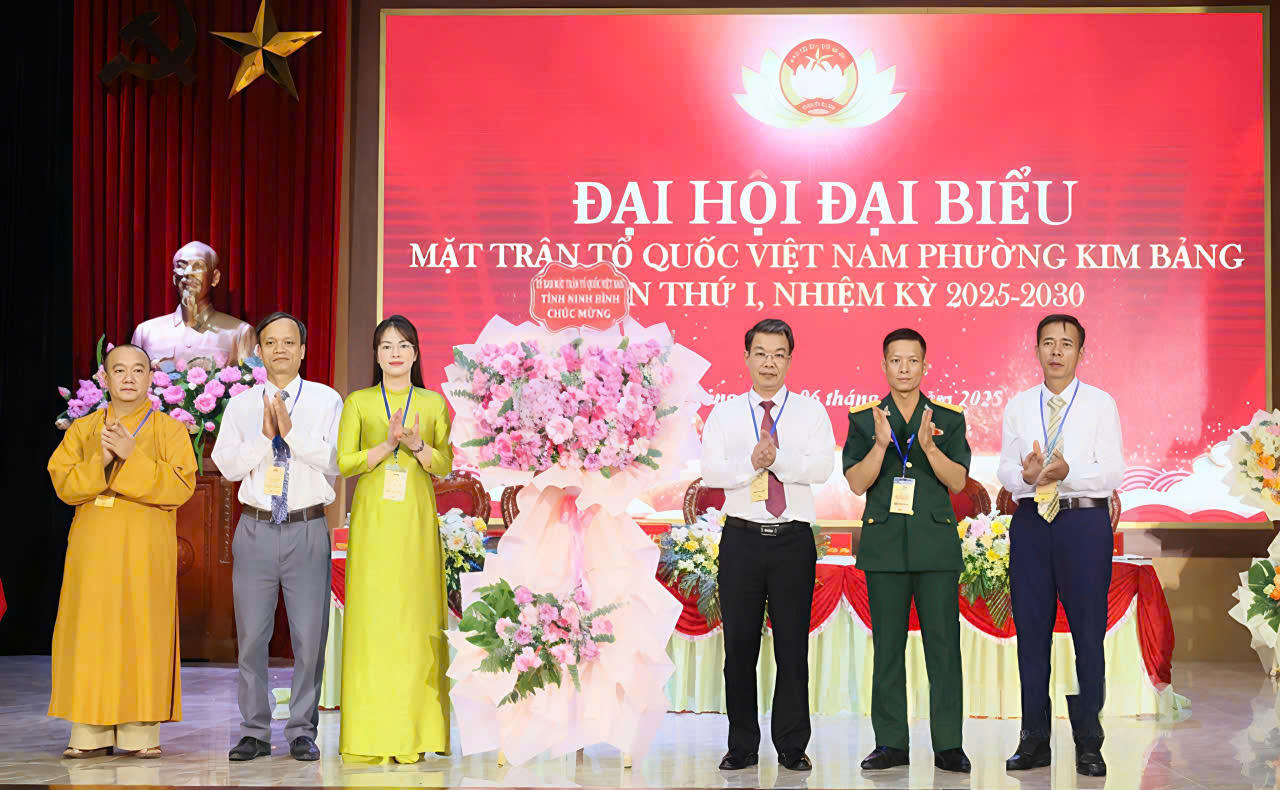 Ông Nguyễn Hoàng Hà, Ủy viên Ban Thường vụ Tỉnh ủy, Phó Chủ tịch Thường trực Ủy ban MTTQ Việt Nam tỉnh Ninh Bình tặng lẵng hoa chúc mừng Đại hội.