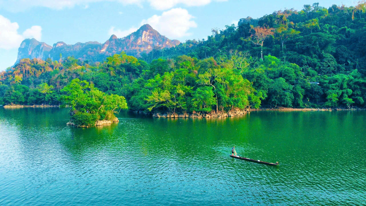 Hồ Ba Bể chào đón du khách tìm về chốn yên bình, trải nghiệm văn hóa đặc sắc và hòa mình vào thiên nhiên nguyên sơ.