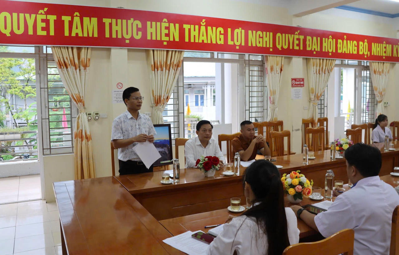 BSCKI. Mai Xuân Trung, Giám đốc Bệnh viện YHCT tỉnh Lào Cai phát biểu tại buổi làm việc