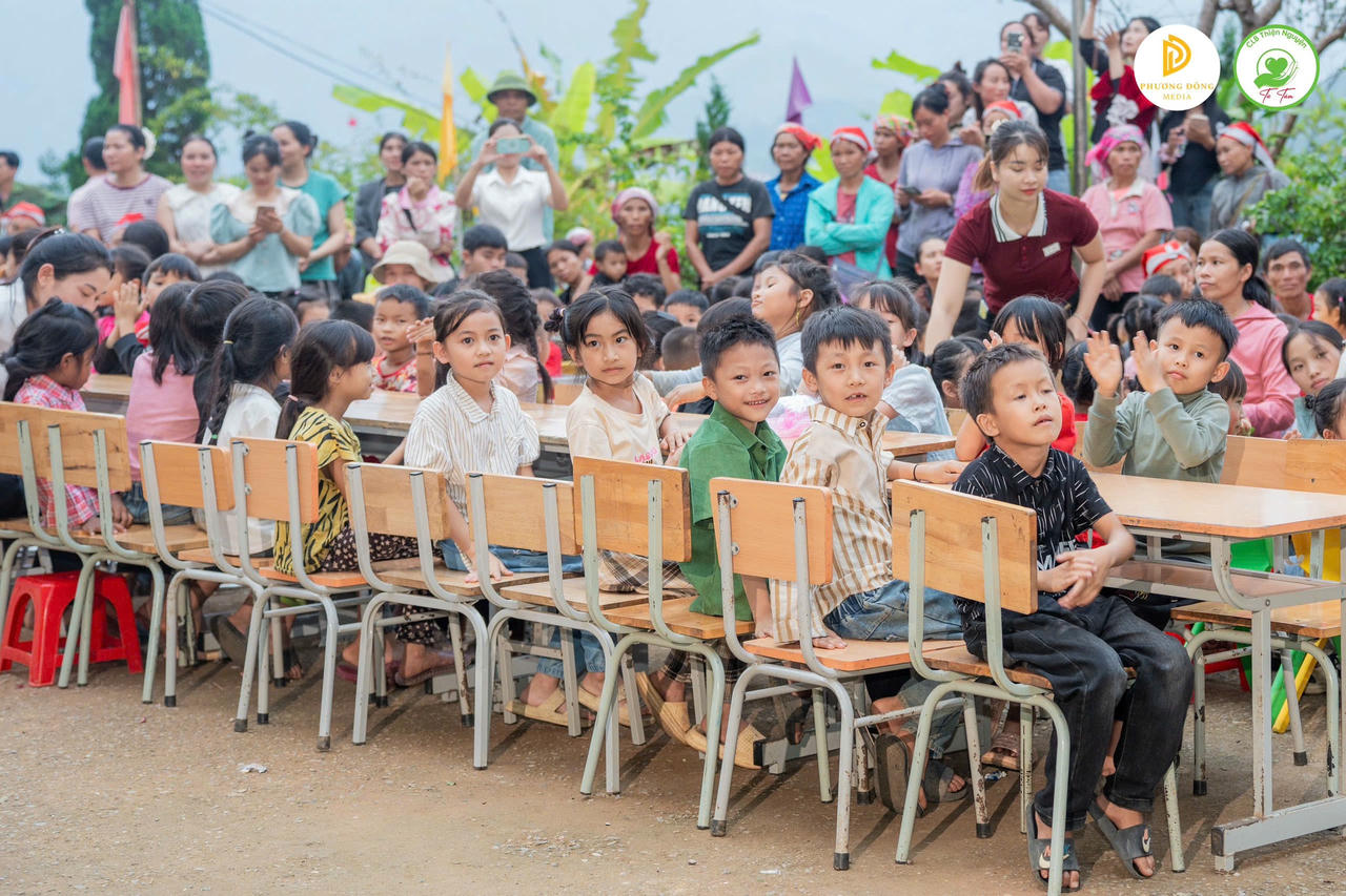 chương trình “Trung thu cho em” đã mang đến nhiều phần quà ý nghĩa và tiết mục văn nghệ vui tươi, giúp các em nhỏ có một mùa Trung thu đầm ấm, tràn đầy yêu thương.