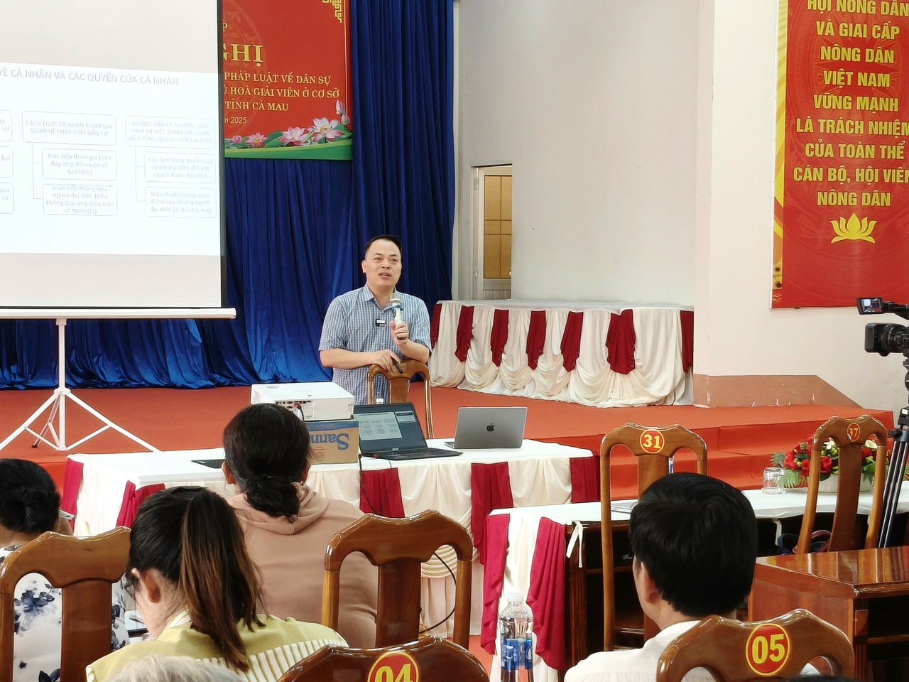 Báo cáo viên, TS. Nguyễn Văn Hợi - trình bày chuyên đề: “Quy định pháp luật về dân sự gắn với người dân tại cơ sở và kỹ năng giải quyết một số vụ, việc dân sự thuộc phạm vi hòa giải ở cơ sở”.