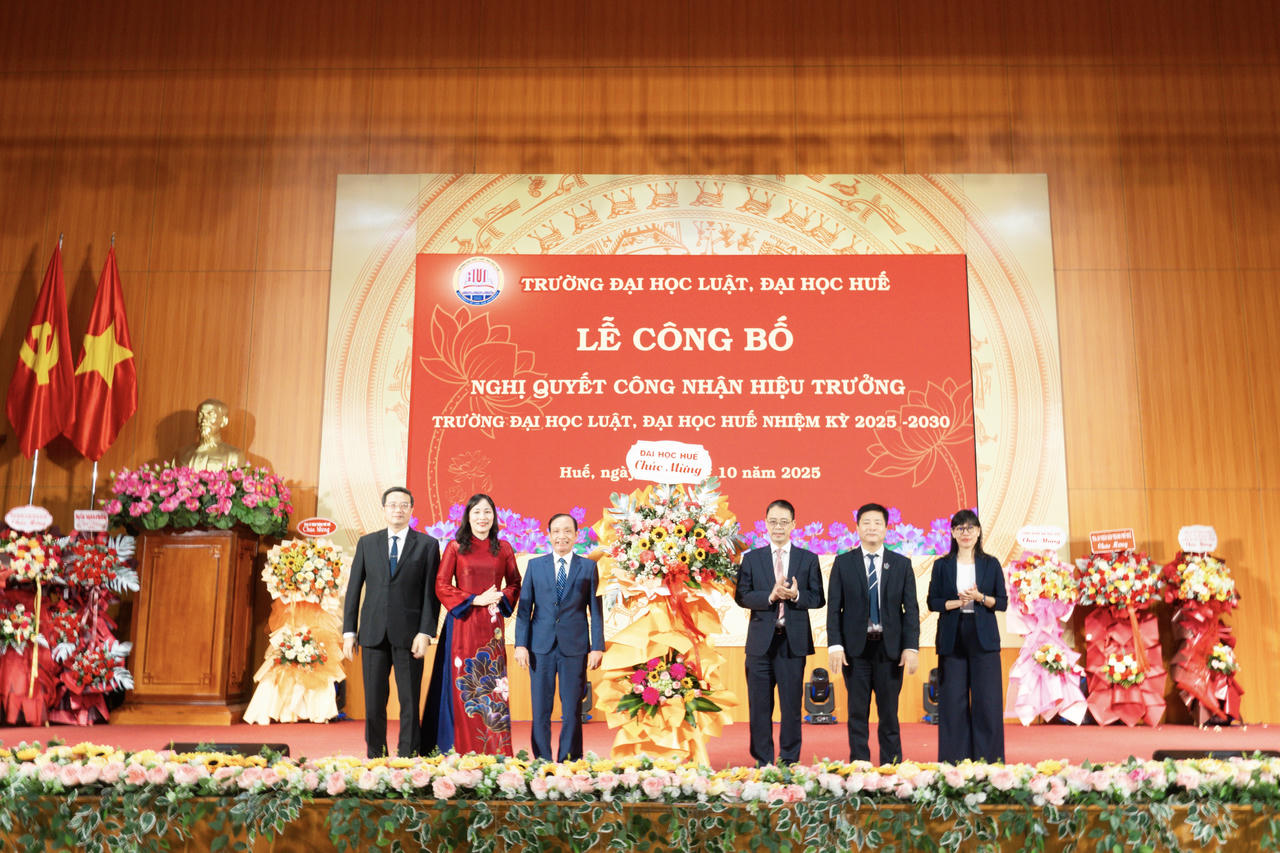 Lãnh đạo Đại học Huế tặng hoa chúc mừng PGS.TS Đoàn Đức Lương.