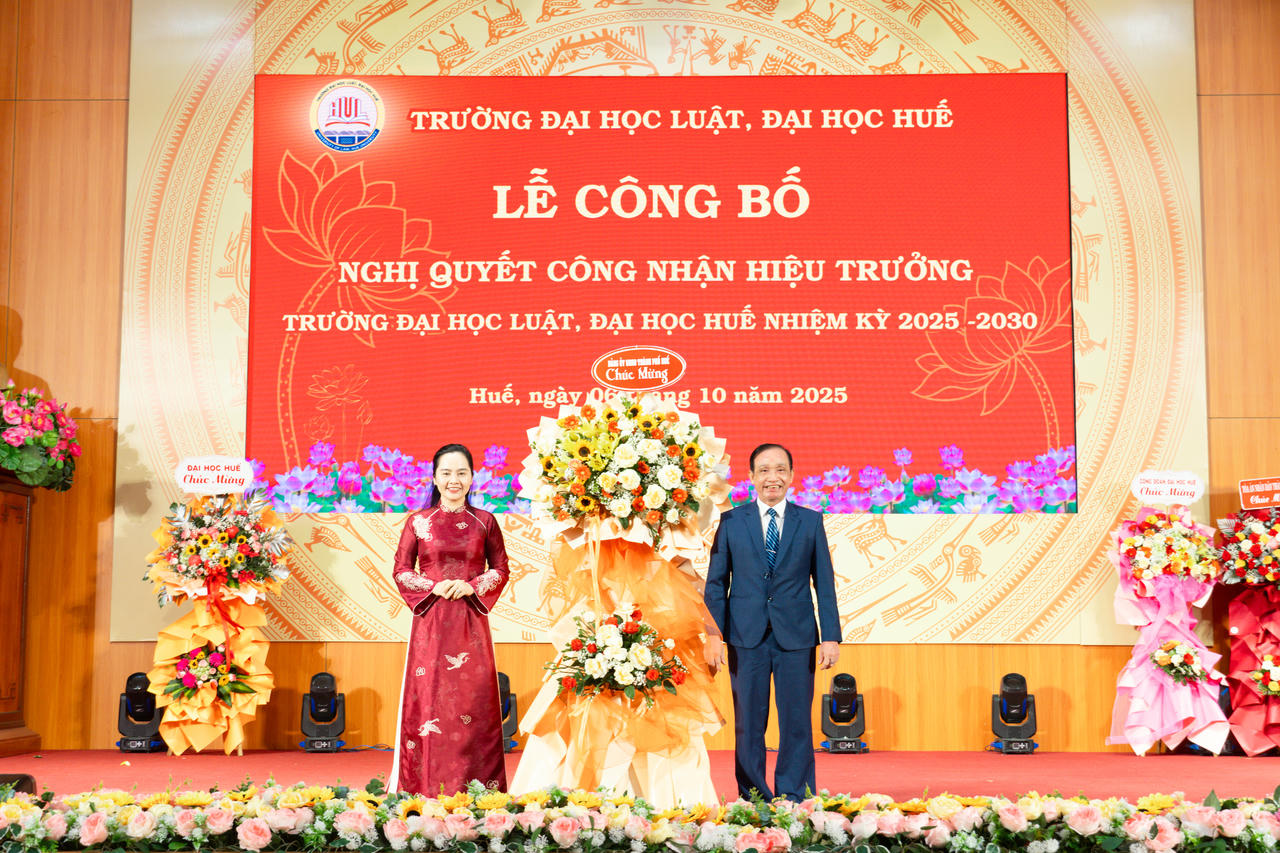 Bà Đinh Thị Như Hiền, Phó Bí thư Thường trực Đảng ủy
UBND thành ủy Huế tặng hoa chúc mừng Hiệu trưởng Trường Đại học Luật, Đại học Huế nhiệm kỳ 2025 - 2030.
