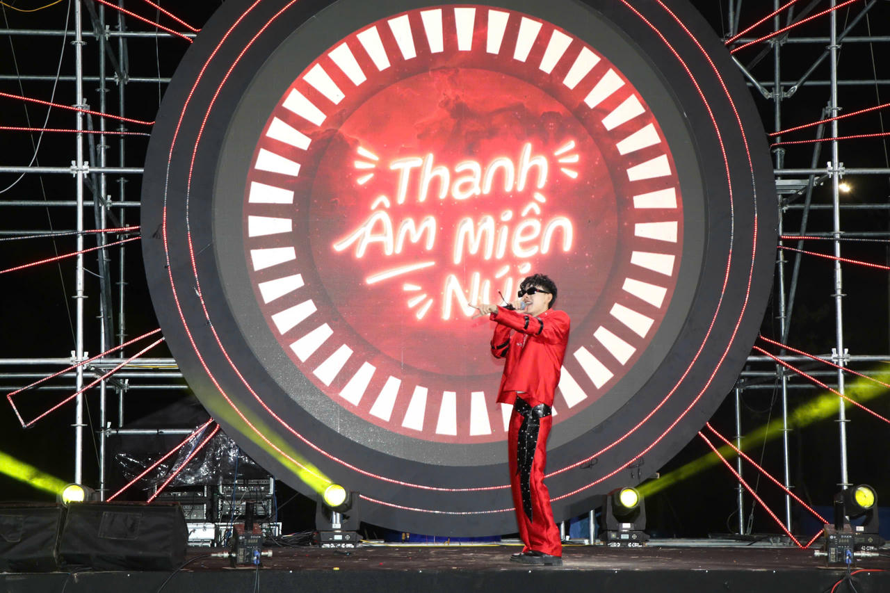 Double2T xuất hiện, khuấy động toàn bộ khu đô thị bằng những giai điệu trẻ trung, hiện đại.