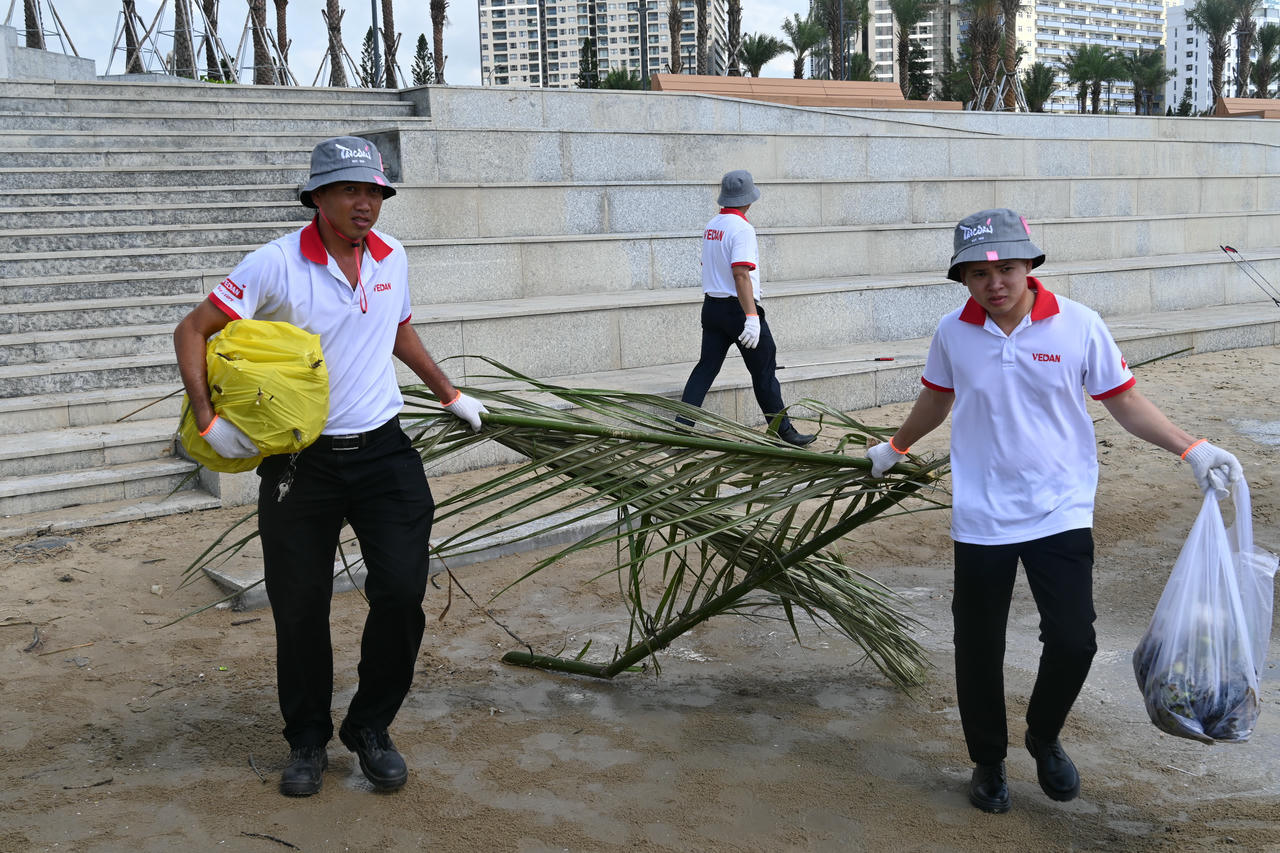 Cán bộ công nhân viên Vedan Việt Nam tham gia nhặt rác bảo vệ môi trường tại bãi biển Vũng Tàu