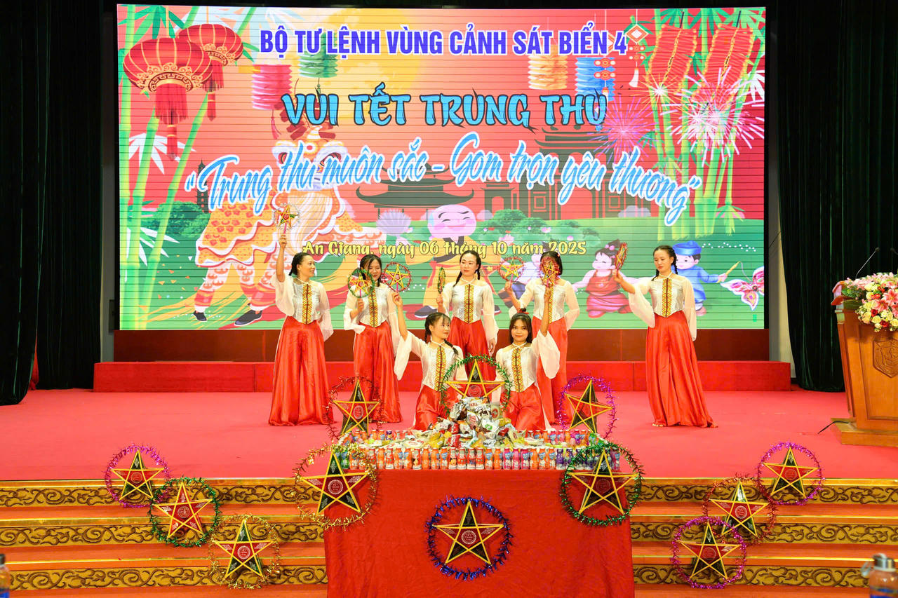 Các tiết mục văn nghệ tại chương trình. Ảnh: Đức Thái