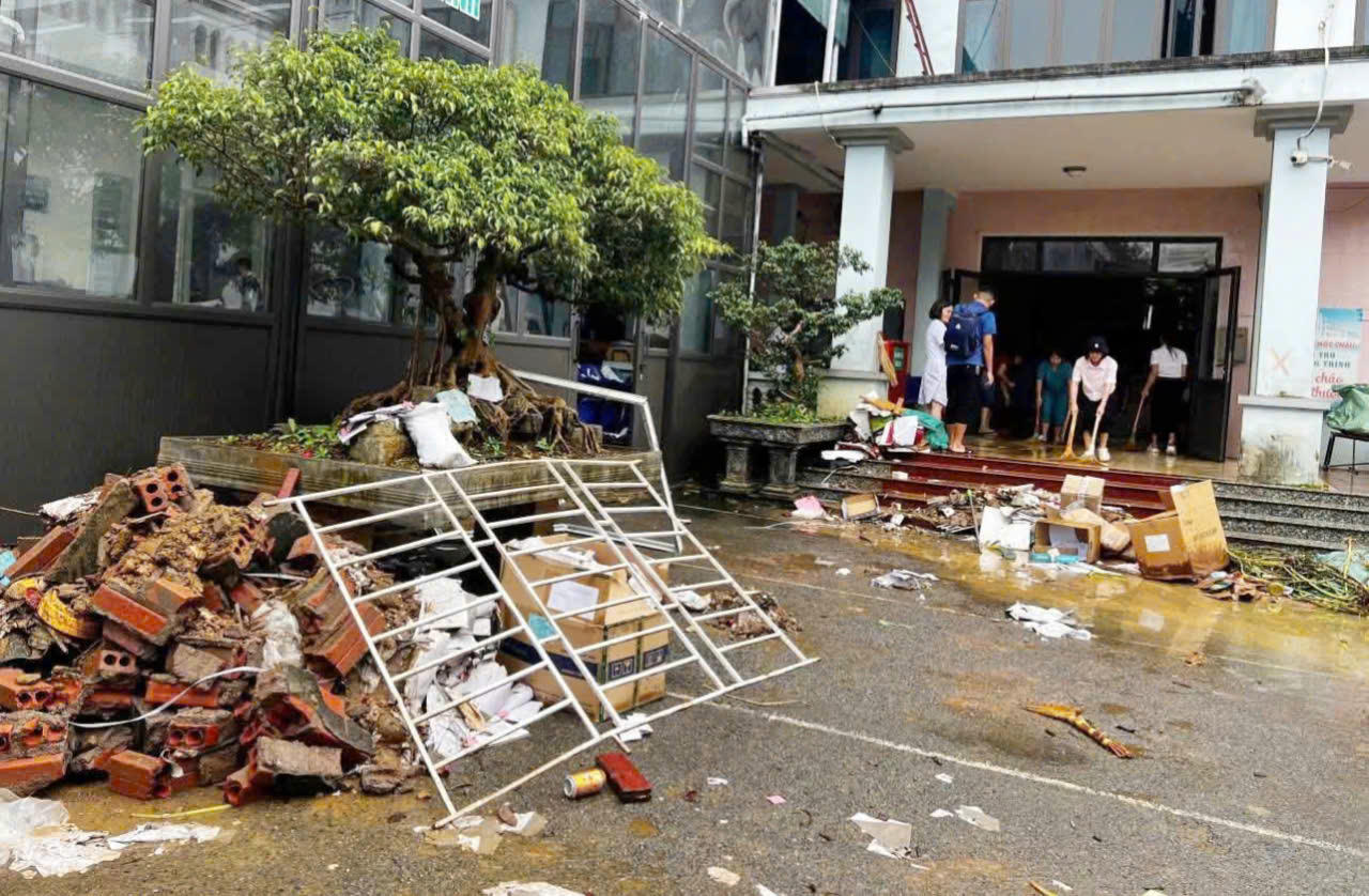 Mưa lớn làm nước lũ tràn vào Bệnh viện Đa khoa khu vực Vân Hồ - Cơ sở Thảo Nguyên làm thiệt hại về cơ sở thiết bị khám chữa bệnh (Ảnh: CTV).