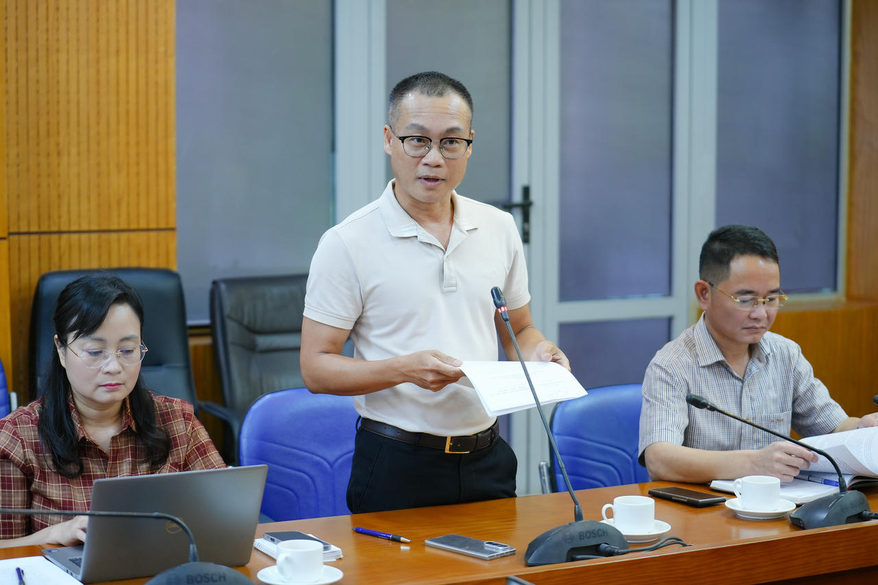 Phó Tổng Biên tập Trần Ngọc Hà báo cáo tại buổi làm việc.