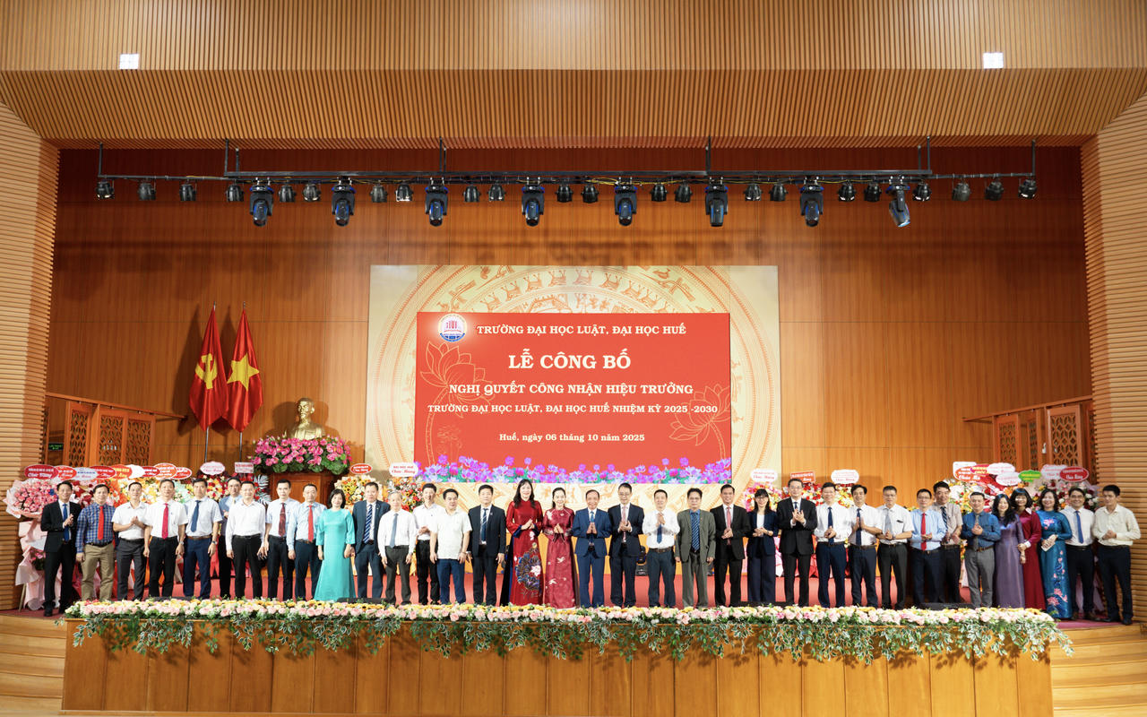 Lãnh đạo thành phố, Đại học Huế và đại biểu dự lễ chụp ảnh kỷ niệm