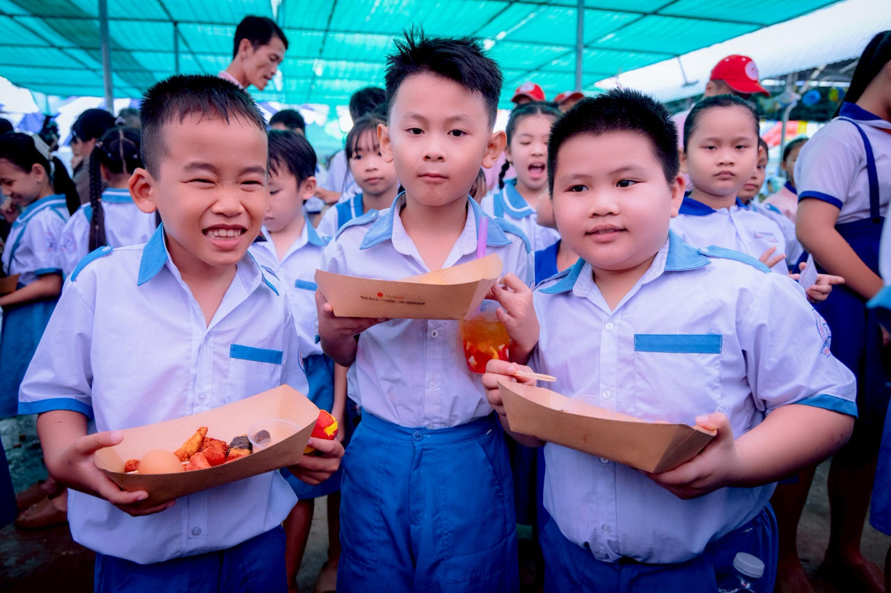 Niềm vui của các em nhỏ nhận được phần quà dinh dưỡng từ C.P Việt Nam.