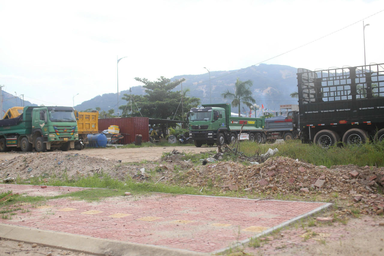 Hình ảnh vô cùng nhếch nhác bên trong bãi đậu xe trái phép này. Ảnh: Ngọc Châu