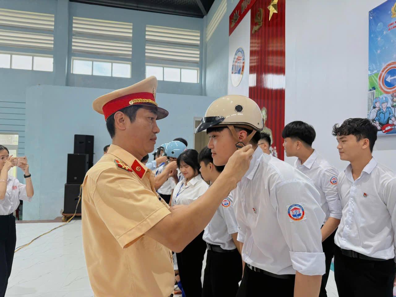 Báo Pháp luật Việt Nam và Phòng Cảnh sát giao thông Quảng Trị phối hợp tuyên truyền pháp luật, tặng mũ bảo hiểm cho học sinh