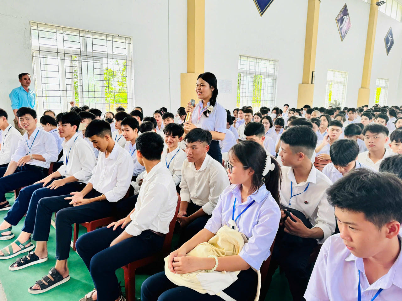 Học sinh trả lời câu hỏi tình huống khi tham gia giao thông.