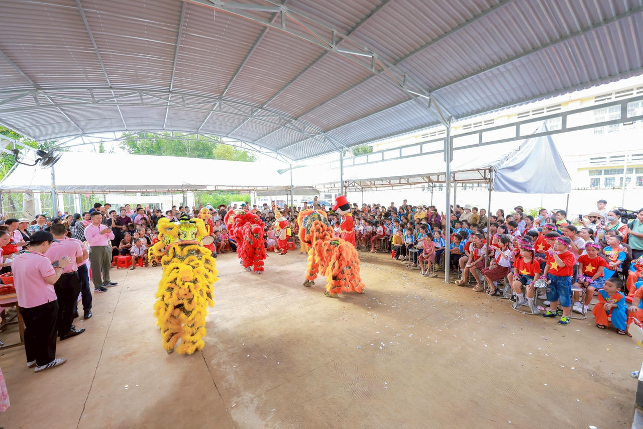 C.P. Việt Nam tổ chức chương trình trung thu cho các em nhỏ tại xã Đắk Lua, tỉnh Đồng Nai.