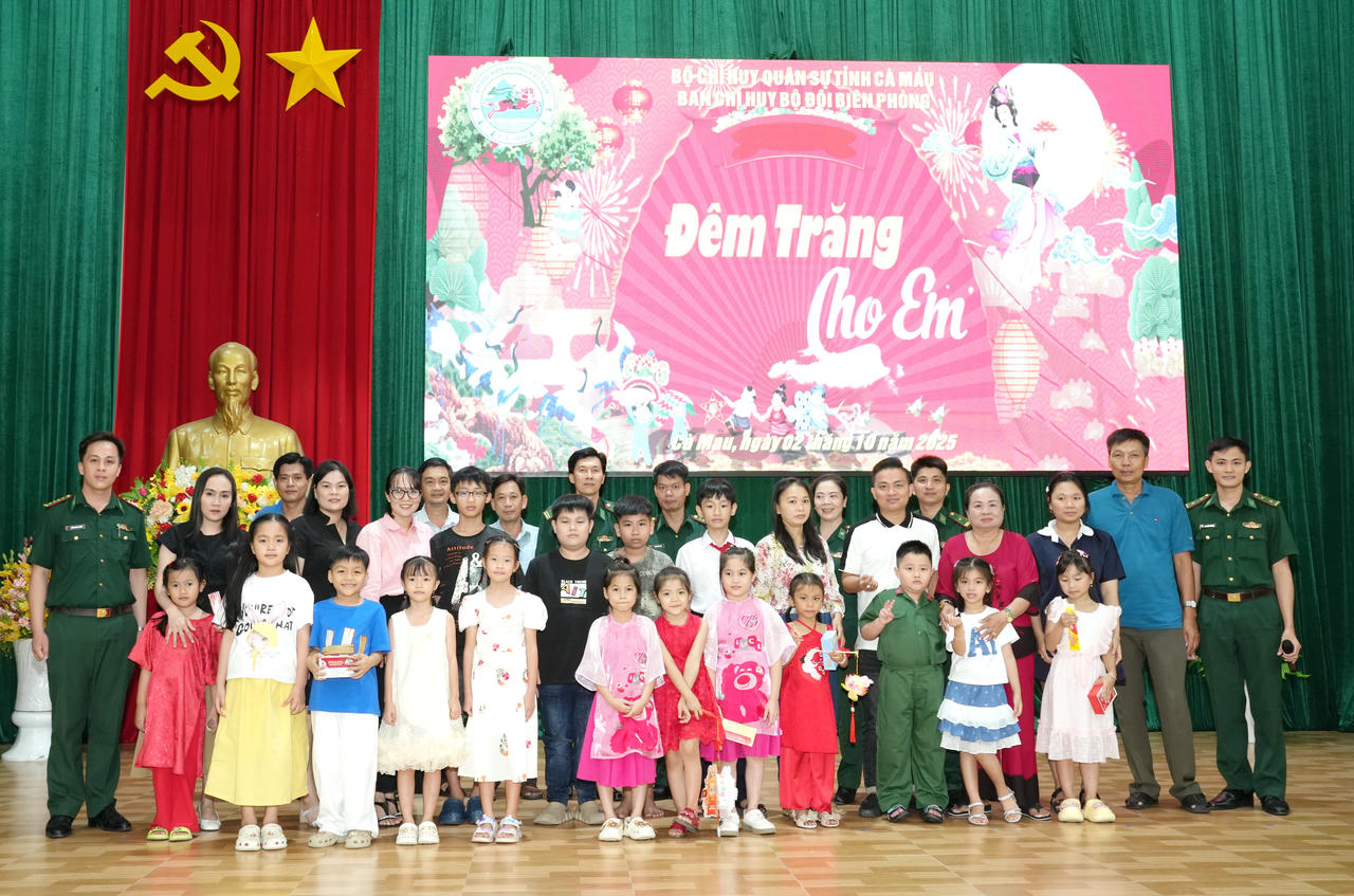Tại Cơ quan Bộ Chỉ huy BĐBP tỉnh Cà Mau, các em thiếu nhi là con cán bộ, chiến sĩ BĐBP được tổ chức đêm Trung thu vui tươi, ấm áp.