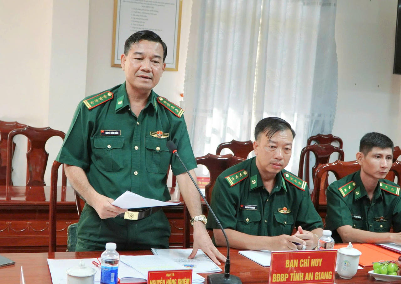 Đại tá Nguyễn Hồng Khiêm, Phó Chỉ huy trưởng Ban Chỉ huy Bộ đội Biên phòng - Bộ Chỉ huy Quân sự tỉnh An Giang phát biểu tại buổi làm việc.