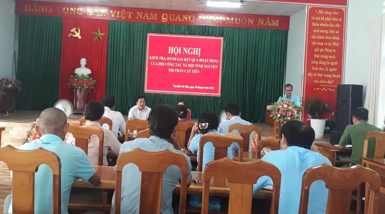 Một hội nghị đánh giá hiệu quả của lực lượng phòng chống tệ nạn xã hội ở cơ sở.