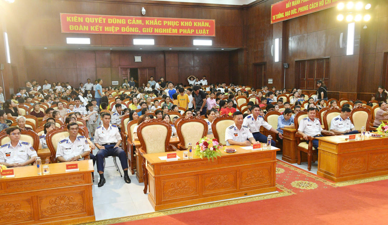 Quang cảnh chương trình “Trung thu muôn sắc - Gom trọn yêu thương" tại Bộ Tư lệnh Vùng Cảnh sát biển 4.&nbsp;Ảnh: Đức Thái