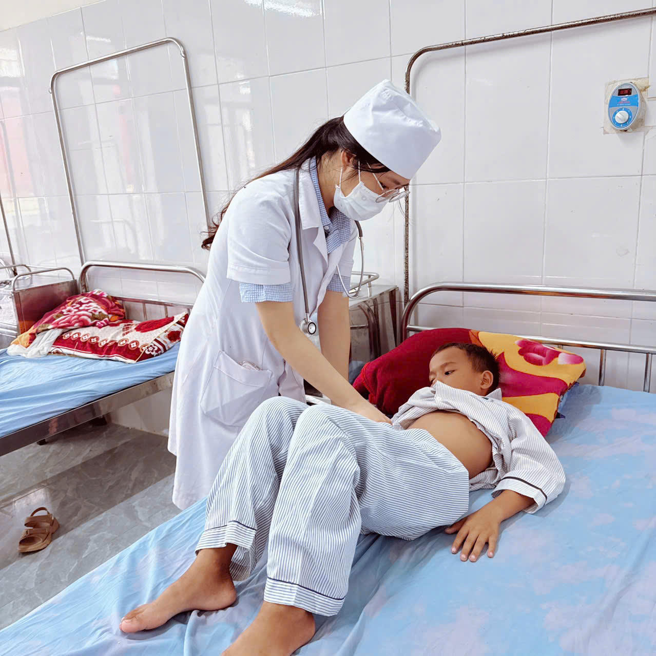 Nhân viên y tế Bệnh viện Đa khoa Khu vực Lệ Thủy chăm sóc các em tận tình, chu đáo.