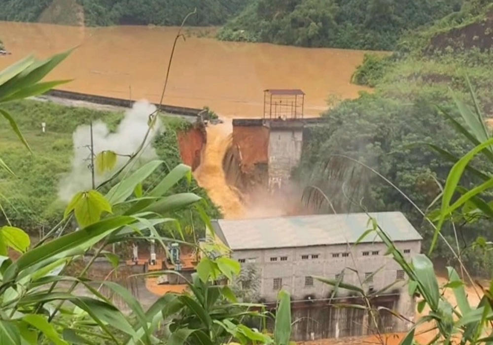 Hình ảnh khu vực đập bị vỡ.