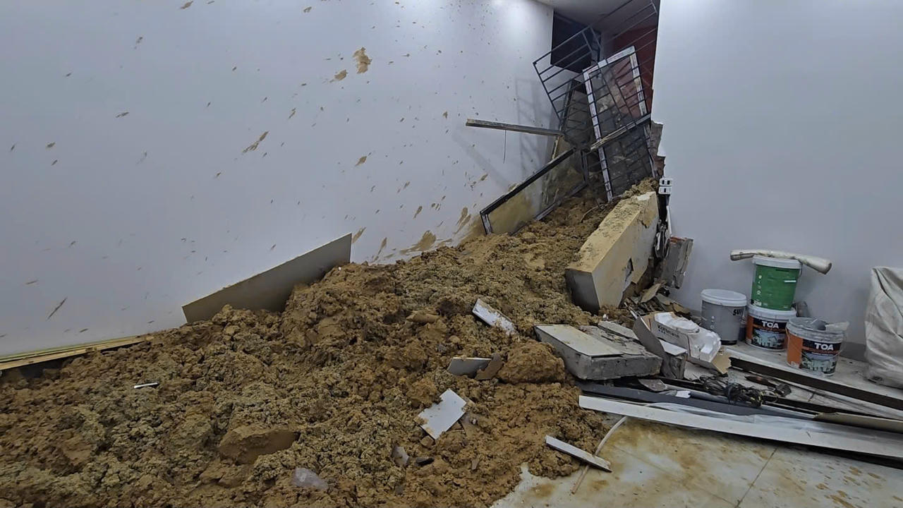 Vụ sạt lở làm vỡ tường nhà, đất đá tràn vào nhà anh Vũ Ngọc Long tại đường Trần Phú, tổ 4, phường Cam Đường, tỉnh Lào Cai