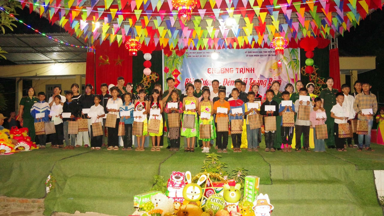 Hòa chung không khí rộn ràng của Tết Trung thu cổ truyền, Ban Chỉ huy BĐBP tỉnh Điện Biên phối hợp với chính quyền và các đoàn thể địa phương xã Sín Thầu, tỉnh Điện Biên đã tổ chức Chương trình “Biên cương - Đêm hội trăng rằm” năm 2025 cho các em thiếu nhi trên địa bàn. (Ảnh: Lương Anh Thái/Facebook Miền Hoa Ban)