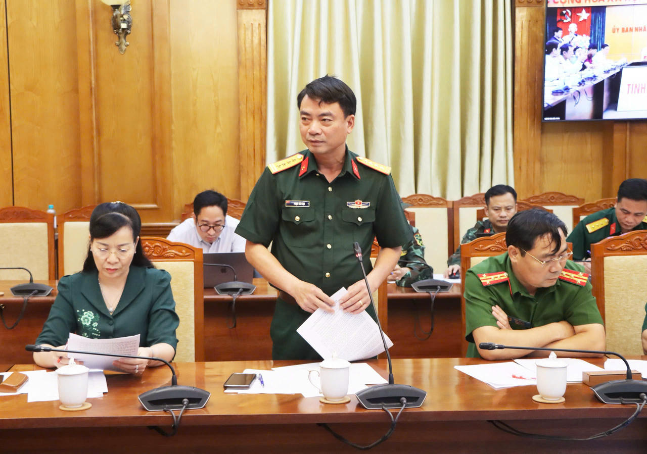 Đại diện lãnh đạo Bộ Chỉ huy quân sự tỉnh báo cáo tại cuộc họp.