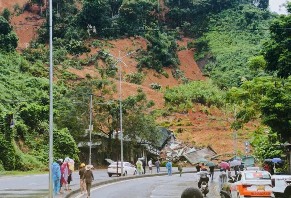 Vụ sạt lở đã khiến 1 căn nhà bị sập hoàn toàn, 2 căn nhà lân cận bị hư hỏng nặng.