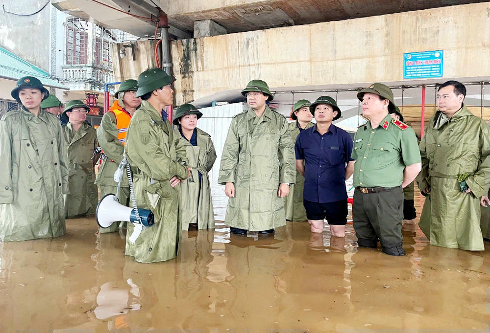 Lãnh đạo tỉnh Thái Nguyên trực tiếp kiểm tra, chỉ đạo công tác ứng phó với mưa lũ tại khu vực cầu Bến Tượng, phường Phan Đình Phùng.