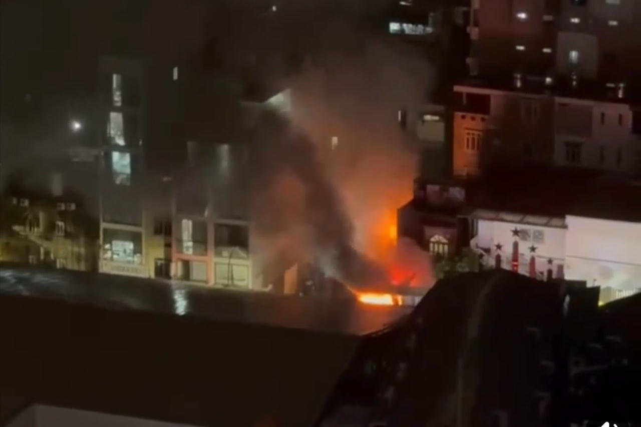 Cháy nhà 2 tầng ở Hà Nội giữa trời mưa lớn