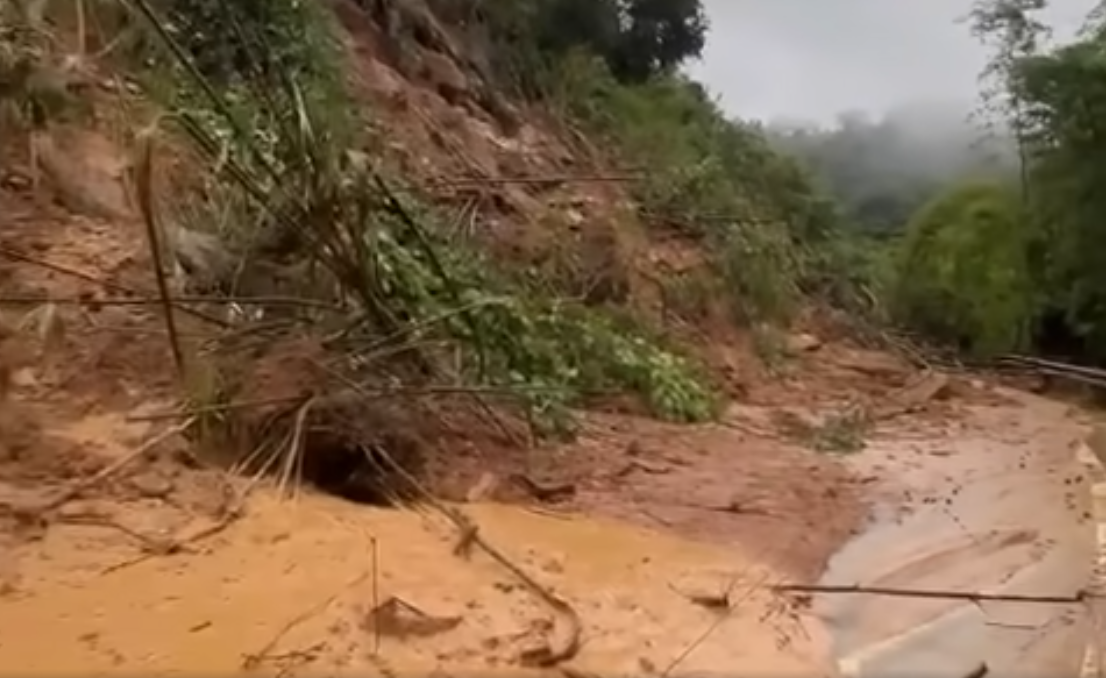 Sạt lở taluy dương nghiêm trọng tại tuyến Quốc lộ 217, đoạn Km22-Km23 qua địa bàn xã Trung Hạ.