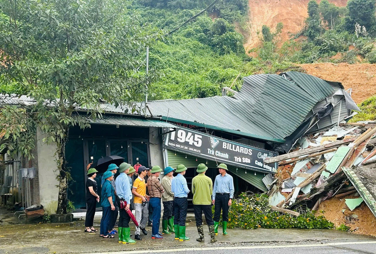 Chủ tịch UBND tỉnh Lào Cai Trần Huy Tuấn cùng đoàn công tác có mặt tại hiện trường chỉ đạo công tác khắc phục hậu quả.