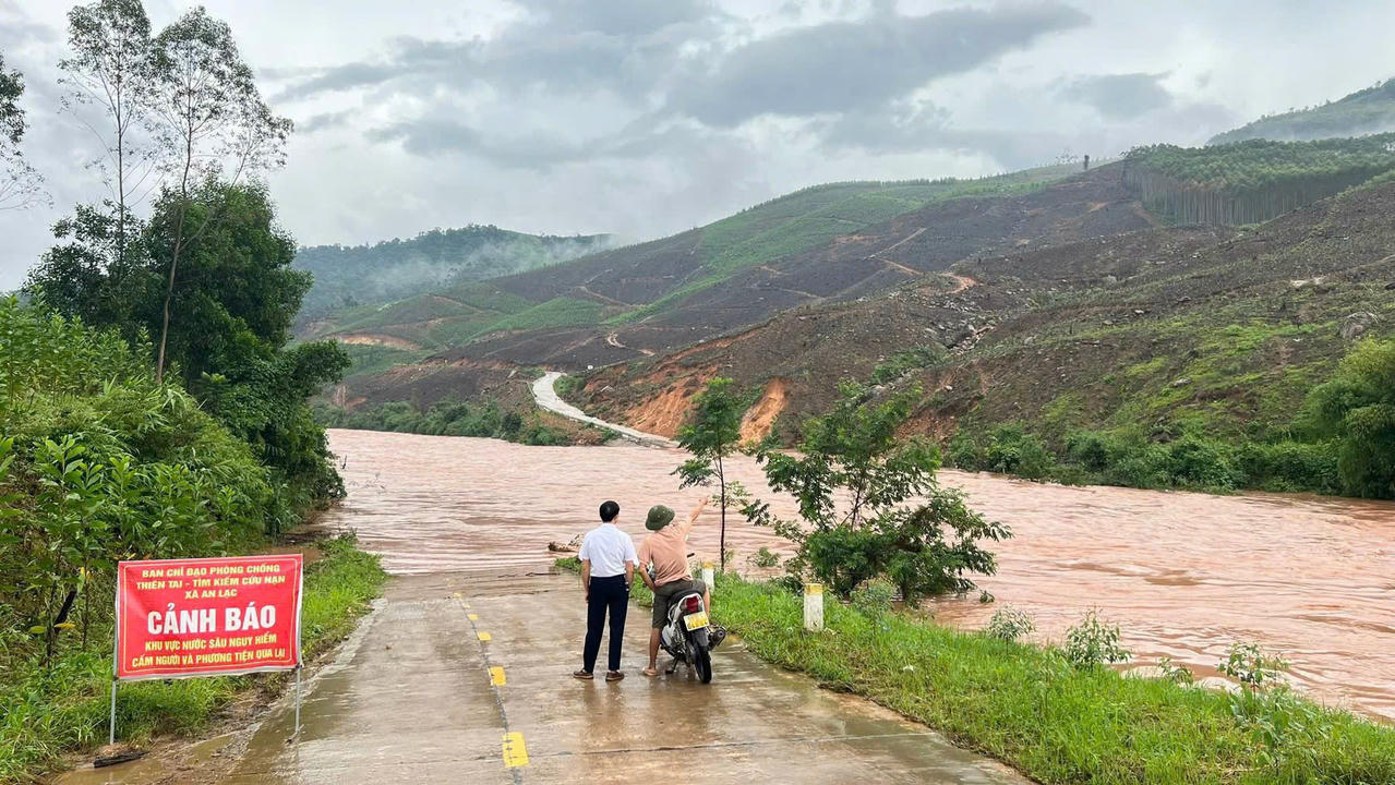 Dòng nước dâng cao cắt ngang tuyến đường tại xã An lạc.