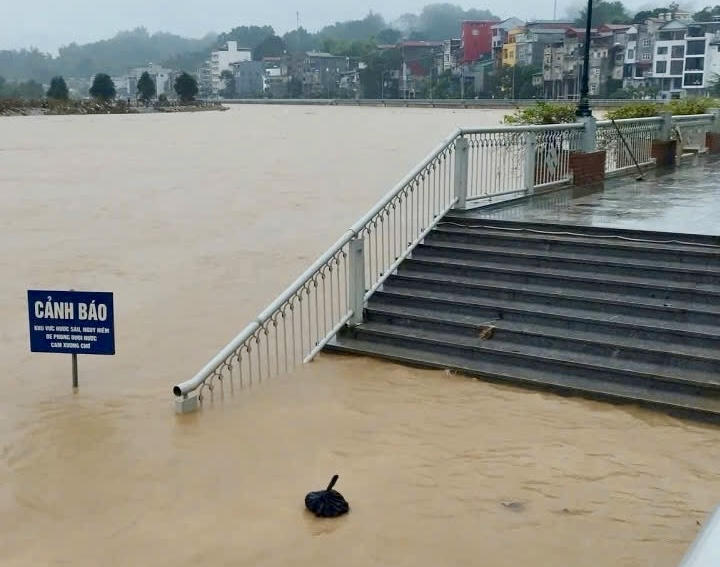 Hiện tại các sông nước đang dâng cao do mưa kéo dài. (Ảnh: Lê Hanh)