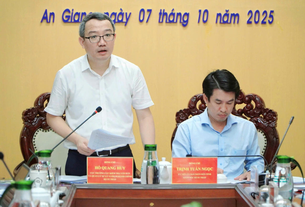 Ông Hồ Quang Huy, Cục trưởng Cục Kiểm tra văn bản và Quản lý xử lý vi phạm hành chính, Bộ Tư pháp phát biểu tại buổi làm việc.