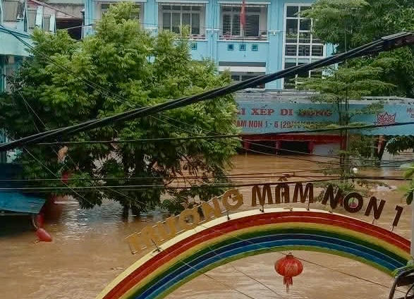 Nhiều trường học bị ngập sâu và ảnh hưởng. (Ảnh: Lê Hanh)