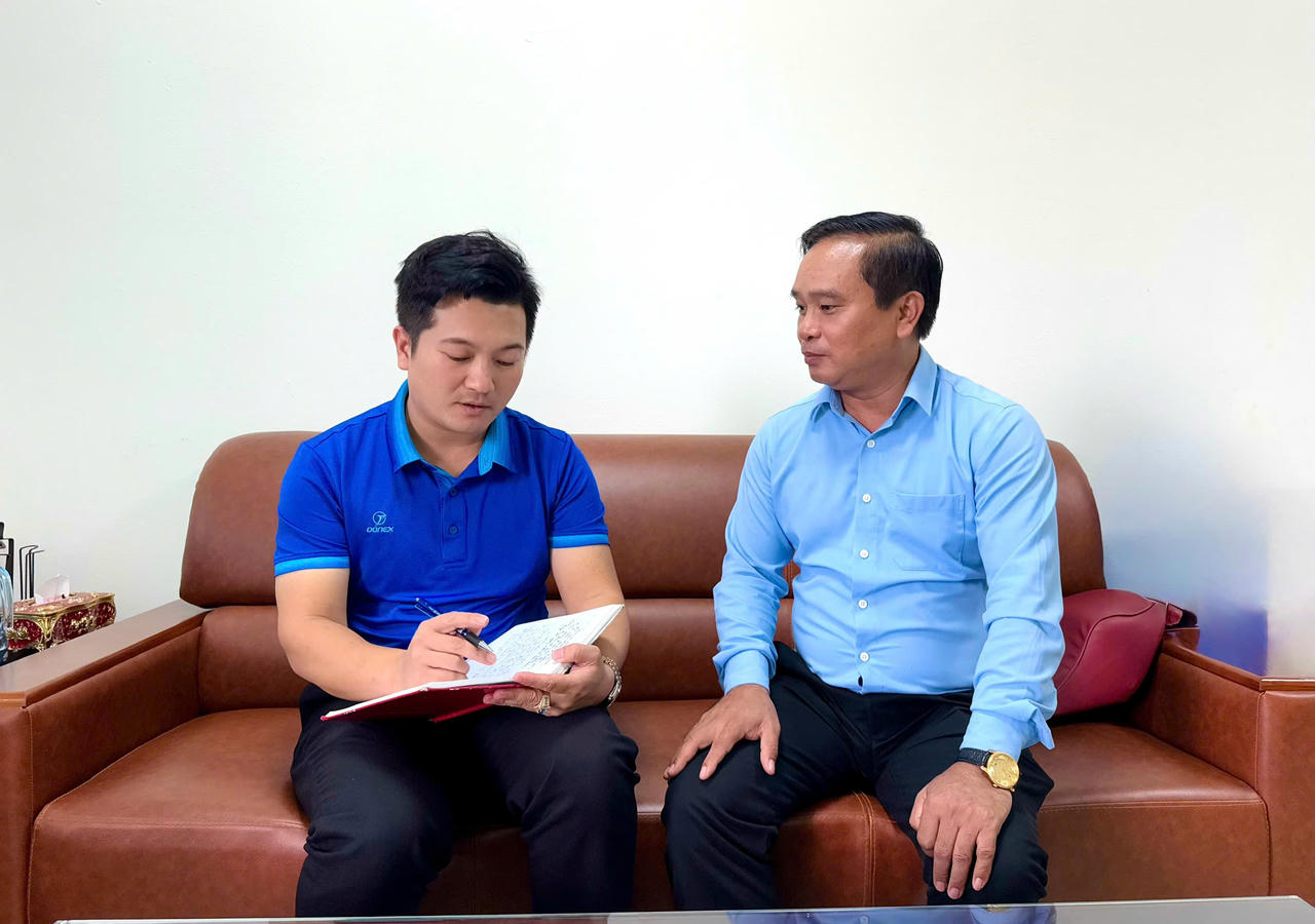 Ông Nguyễn Duy Tuyến, Phó Chủ tịch UBND phường Cam Đường (bên phải) trao đổi cùng phóng viên Báo Pháp luật Việt Nam.