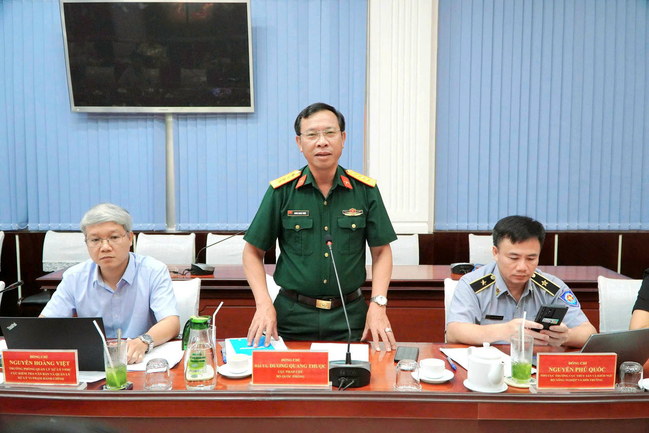 Đại tá Dương Quang Thược, Cục Pháp chế, Bộ Quốc phòng phát biểu tại buổi làm việc.